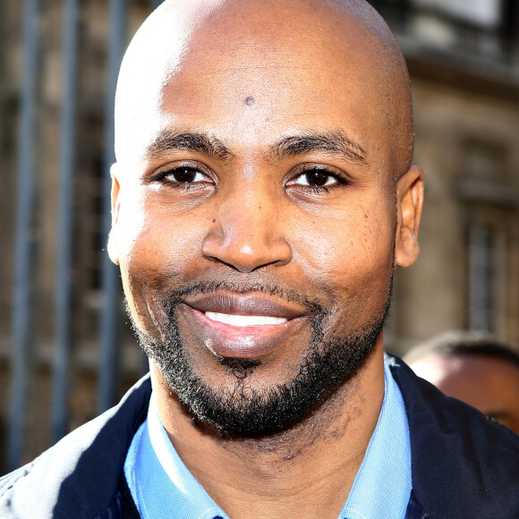 Le rappeur Rohff quitte le tribunal après l'annonce du verdict : 5 ans de prison pour violences dans une boutique de son rival Booba le 27 octobre 2017.  