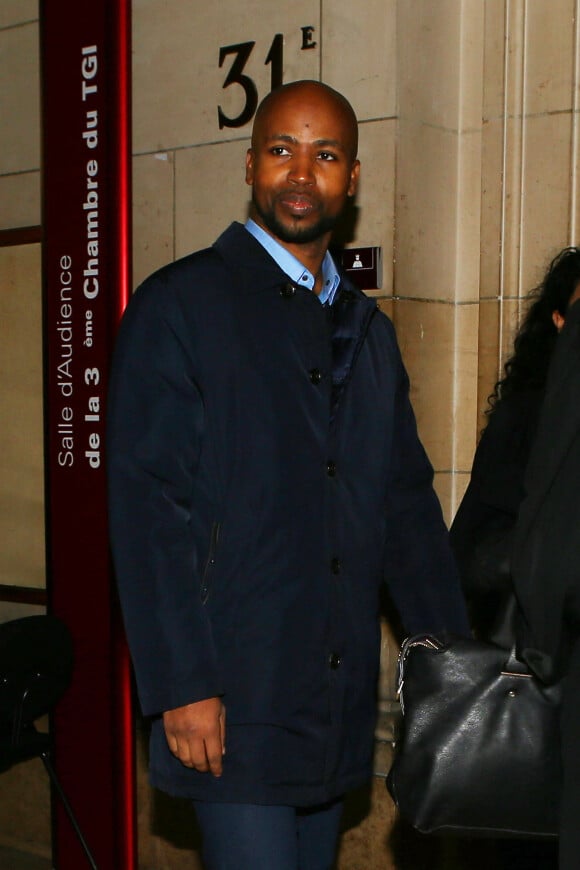 Le rappeur Rohff arrive au tribunal pour entendre le verdict dans l'affaire de l'agression du personnel de la boutique Ünkut du rappeur Booba à Paris le 27 octobre 2017. Le rappeur Rohff est condamné à 5 ans de prison pour violence dans une boutique de son rival Booba. A l'audience, le 29 septembre dernier, le procureur avait requis à son encontre quatre ans d'emprisonnement, en qualifiant les faits de " lynchage ". Mais il avait demandé la relaxe du garde du corps officieux de Rohff.