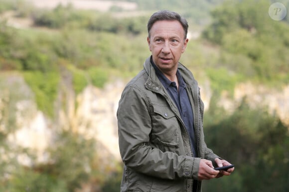 Stéphane Bern tient son premier rôle devant la caméra d'O. Guignard dans le téléfilm de France 3 "La Mort vue du ciel" à Châteauneuf-sur-Charente, le 17 août 2020.