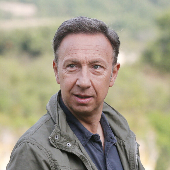 Stéphane Bern tient son premier rôle devant la caméra d'O. Guignard dans le téléfilm de France 3 "La Mort vue du ciel" à Châteauneuf-sur-Charente, le 17 août 2020.