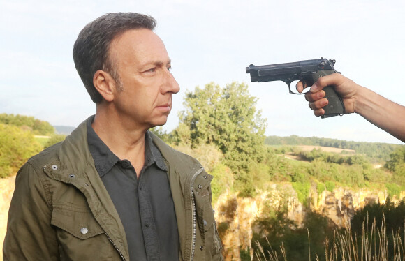 Stéphane Bern tient son premier rôle devant la caméra d'O. Guignard dans le téléfilm de France 3 "La Mort vue du ciel" à Châteauneuf-sur-Charente, le 17 août 2020.