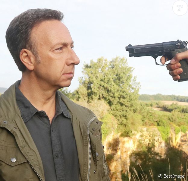 Stéphane Bern tient son premier rôle devant la caméra d'O. Guignard dans le téléfilm de France 3 "La Mort vue du ciel" à Châteauneuf-sur-Charente, le 17 août 2020.
