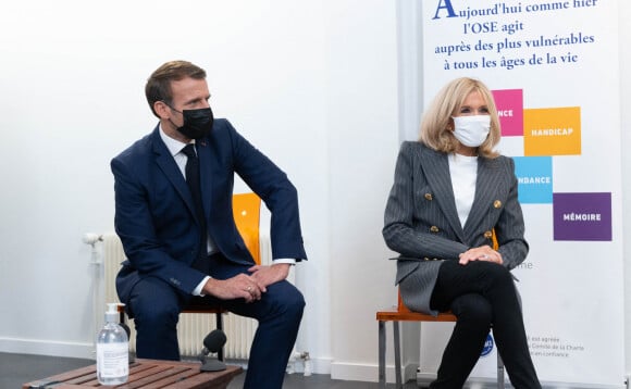 Le Président Emmanuel Macron et sa femme Brigitte Macron visitent la plateforme Handicap Repit des aidants (Phare) à Paris le 6 octobre 2020. © Jacques Witt/Pool/Bestimage 