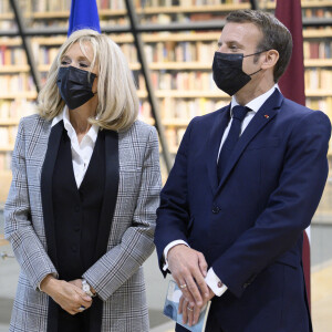 Le président français Emmanuel Macron, sa femme Brigitte Macron, le président letton Egils Levits et sa femme Andra Levite lors de leur visite à la bibliothèque de Riga dans le cadre de la visite officielle de Macron en Lettonie et dans la région baltique. © Eliot Blondet / Pool / Bestimage 