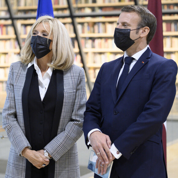 Le président français Emmanuel Macron, sa femme Brigitte Macron, le président letton Egils Levits et sa femme Andra Levite lors de leur visite à la bibliothèque de Riga dans le cadre de la visite officielle de Macron en Lettonie et dans la région baltique. © Eliot Blondet / Pool / Bestimage 