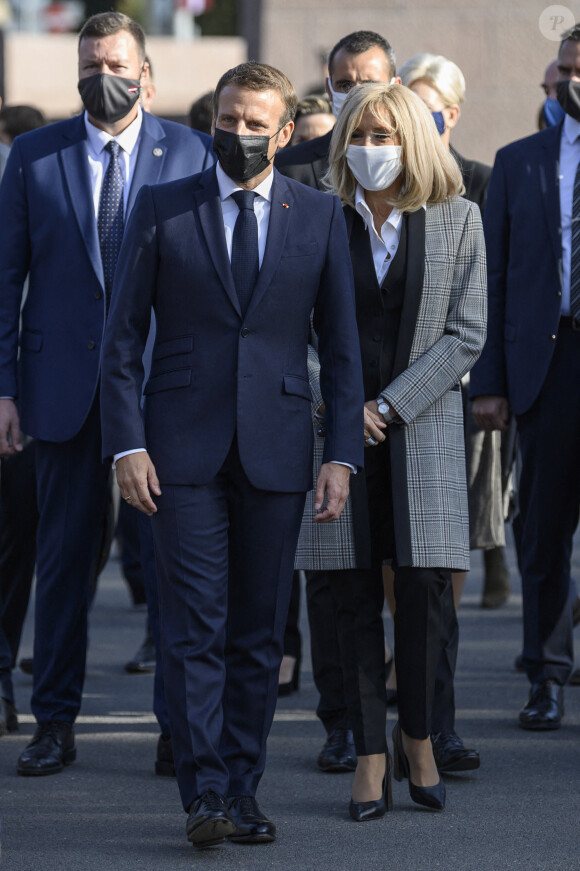 Le président Emmanuel Macron et sa femme Brigitte Macron - Cérémonie et dépôt de gerbe au Monument de la liberté à Riga le 30 septembre 2020. © Eliot Blondet / Pool / Bestimage 