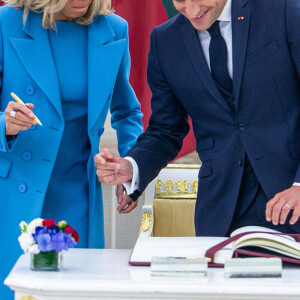 Brigitte Macron, livre d'or au palais présidentiel - Le président Emmanuel Macron est en voyage officiel à Vilnius, Lituanie le 28 septembre 2020. © Imago / Panoramic / Bestimage 