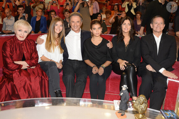 Nicole Croisille, Elisa Huster, Michel Drucker, Toscane Huster, Cristiana Reali et Francis Huster - Enregistrement de l' émission "Vivement Dimanche" à Paris le 24 septembre 2014.