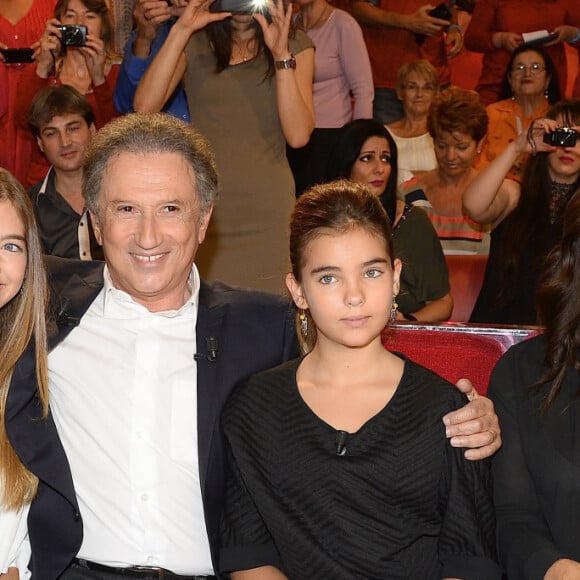 Nicole Croisille, Elisa Huster, Michel Drucker, Toscane Huster, Cristiana Reali et Francis Huster - Enregistrement de l' émission "Vivement Dimanche" à Paris le 24 septembre 2014.