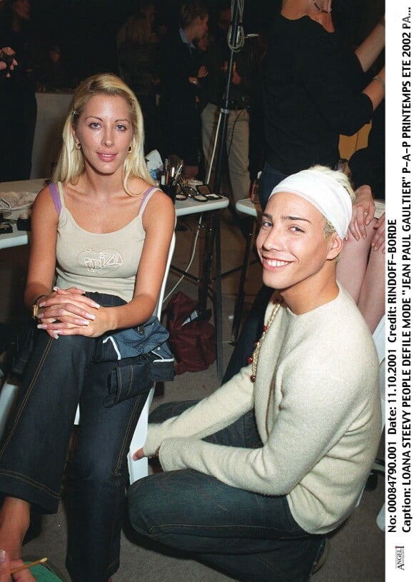 Loana et Steevy Boulay au défilé de mode Jean-Paul Gaultier à Paris en 2002.