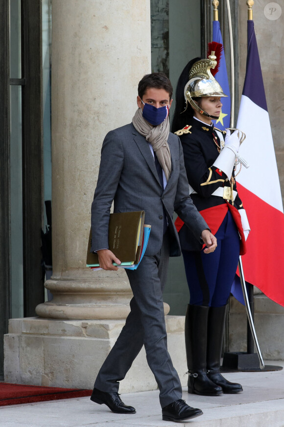 Gabriel Attal, Porte-parole du Gouvernement à la sortie du conseil des ministres du 7 octobre 2020, au palais de l'Elysée à Paris. © Stéphane Lemouton / Bestimage