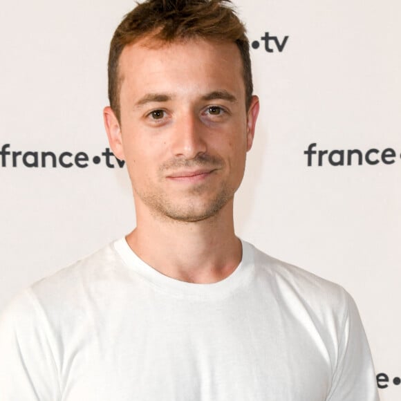 Hugo Clément au photocall de la conférence de presse de France 2 au théâtre Marigny à Paris © Coadic Guirec / Bestimage