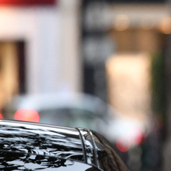 Exclusif - Laeticia Hallyday sort d'un déjeuner avec son avocat Pierre Pradié au restaurant Kinu Gawa à Paris le 29 octobre 2020. Ensuite ils retournent au cabinet avenue Montaigne. 