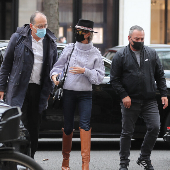 Exclusif - Carl, chauffeur et garde du corps - Laeticia Hallyday sort d'un déjeuner avec son avocat Pierre Pradié au restaurant Kinu Gawa à Paris le 29 octobre 2020. Ensuite ils retournent au cabinet avenue Montaigne. 