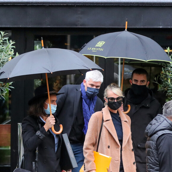 Exclusif - Laeticia Hallyday est allée déjeuner à l'Atelier Robuchon à Paris avec son avocat Maître Gilles Gauer et Barbara Uzan, comptable de Born Rocker USA le 28 octobre 2020. 