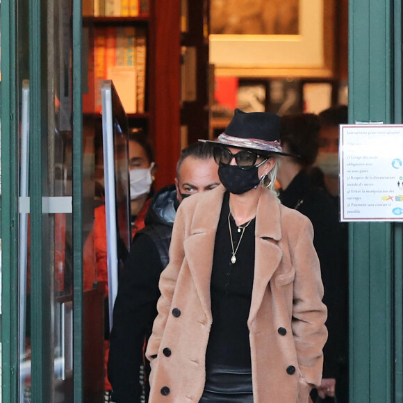 Exclusif - Laeticia Hallyday est allée déjeuner au restaurant "L'Atelier Robuchon" avec l'équipe Warner Music Rose-Hélène Chassagne (Directrice Générale Warner Music), Alain Veille (Président de Warner Music) et Anne Hommel avant d'aller dans une librairie puis chez le coiffeur à Paris, le 26 octobre 2020. Elle est toujours accompagnée de son chauffeur, Carl. 