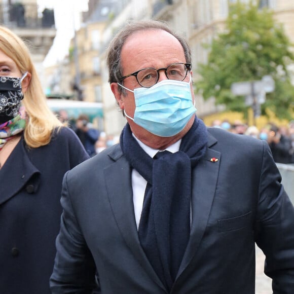 François Hollande et sa compagne Julie Gayet - Arrivées aux obsèques de Juliette Gréco en l'église Saint-Germain-des-Prés. Le 5 octobre 2020 © Jacovides-Moreau / Bestimage 