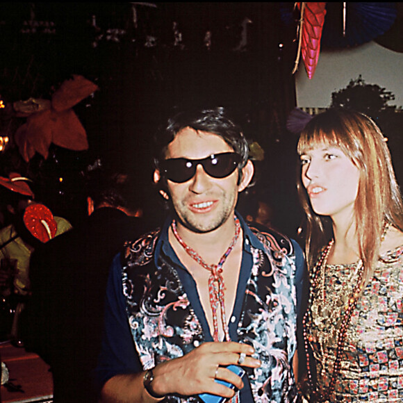 Archives- Serge Gainsbourg et Jane Birkin arrivent à une soirée déguisée en 1970