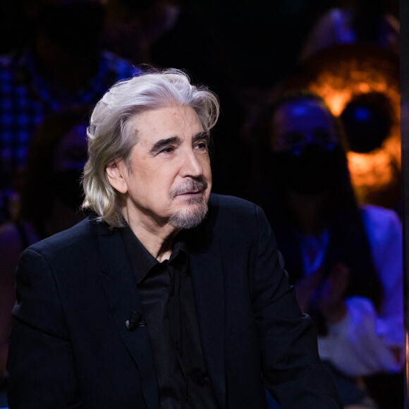 Exclusif - Serge Lama - Enregistrement de l'émission "La boîte à Secrets 5" à Paris, qui sera diffusée le 6 novembre sur France 3. Le 21 septembre 2020 Au cours de la soirée, chaque invité aura une boîte disposée devant lui, de laquelle il extraira un objet revêtant une valeur particulière à ses yeux. Après en avoir livré la signification en plateau, la personnalité verra alors apparaître une surprise dans la boîte géante de l'émission, avec l'intervention de proches. Une émission qui véhicule de belles valeurs, et qui contiendra son lot de larmes et de révélations dans une atmosphère bienveillante. © Tiziano Da Silva / Bestimage