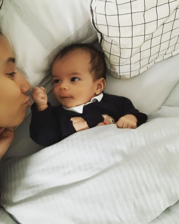 Hajiba Fahmy pose avec son fils dont elle dévoile le visage, sur Instagram. Novembre 2020.