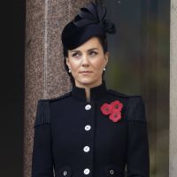 Kate Middleton : Mine grave et look officier, la duchesse s'illustre au côté de la reine