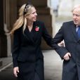 Le Premier ministre Boris Johnson et sa compagne Carrie Symonds rencontrent le vétéran de l'armée Ian Aitchison, 96 ans, à l'issue de la cérémonie du souvenir au cénotaphe, à Whitehall, Londres le 8 novembre 2020.