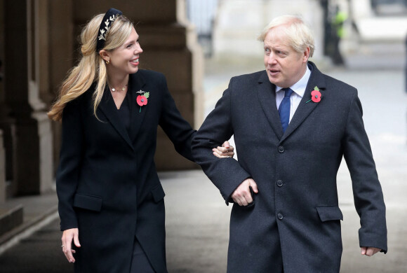 Le Premier ministre Boris Johnson et sa compagne Carrie Symonds rencontrent le vétéran de l'armée Ian Aitchison, 96 ans, à l'issue de la cérémonie du souvenir au cénotaphe, à Whitehall, Londres le 8 novembre 2020.