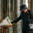La reine Elizabeth II d'Angleterre rend hommage au soldat inconnu à l'abbaye de Westminster à Londres