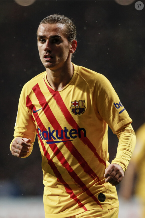 Antoine Griezmann a été sifflé dès la présentation des joueurs jusqu'à la fin du match. L. Messi marque le but de la victoire pour le FC Barcelone face au club de l'Atletico au Wanda Metropolitano à Madrid, le 1er décembre 2019. 