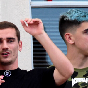 Antoine Griezmann avec sa fille Mia dans ses bras, son frère Théo et sa soeur Maud - Antoine Griezmann venu remercier les supporters de sa ville natale de Mâcon, suite à la victoire de la coupe du monde de football 2018 sur le balcon de l'hôtel de ville de Mâcon le 20 juiilet 2018 © Romain Doucelin / Bestimage  