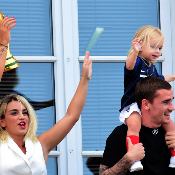 Antoine avec sa soeur Maud, sa mère Isabelle, sa femme Erika Choperena et sa fille Mia - Antoine Griezmann, fêté par sa ville de Mâcon 5 jours après sa victoire à la finale de la Coupe du Monde 2018 à Mâcon le 20 juillet 2018 © Romain Doucelin / Bestimage  