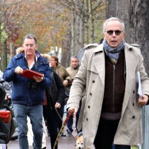 Fabrice Luchini et son chien - Arrivées des people à l'enregistrement de l'émission "Vivement Dimanche" au studio Gabriel à Paris le 13 novembre 2019.