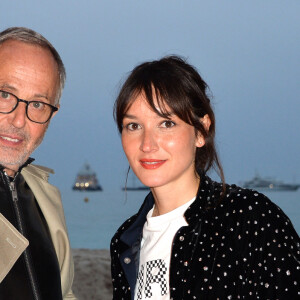 Fabrice Luchini et Anaïs Demoustier au photocall de l'after party du film "Alice et le Maire" sur la plage privée Magnum lors du 72e Festival International du Film de Cannes, le 18 mai 2019. © Ramsamy Veeren/Bestimage
