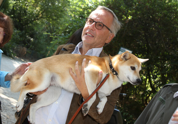 Exclusif - Fabrice Luchini et sa chienne shibuya - Arrivées à l'enregistrement de l'émission TV "Vivement Dimanche prochain" à Paris. Le 14 septembre 2016.