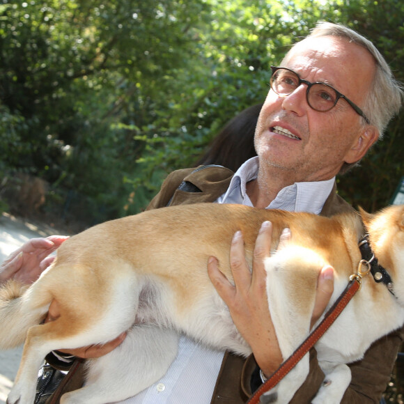 Exclusif - Fabrice Luchini et sa chienne shibuya - Arrivées à l'enregistrement de l'émission TV "Vivement Dimanche prochain" à Paris. Le 14 septembre 2016.