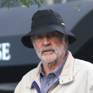 Sean Connery marche dans la rue avec une canne à New York le 11 septembre 2017.