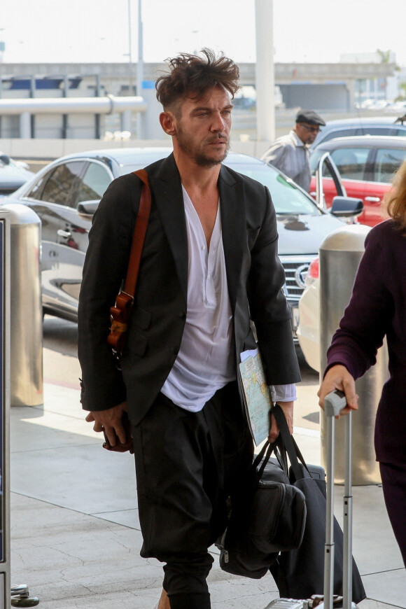 Exclusif - Jonathan Rhys-Meyers s'apprête à s'envoler de l'aéroport LAX à Los Angeles