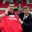 Eric Cantona lors de sa signature à Manchester United avec son ancien entraîneur, Sir Alex Ferguson en 1992.