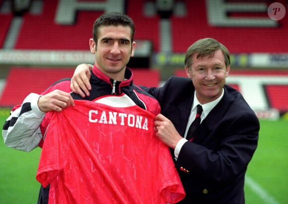 Eric Cantona lors de sa signature à Manchester United avec son ancien entraîneur, Sir Alex Ferguson en 1992.