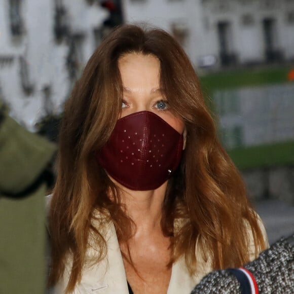 Carla Bruni Sarkozy arrive à la radio RTL pour la promotion de son nouvel album éponyme le 8 octobre 2020.