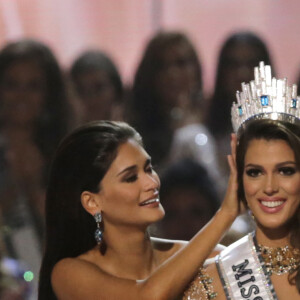 Iris Mittenaere et Pia Wurtzbach, Miss Univers 2015 - La Française Iris Mittenaere couronnée Miss Univers. © Linus Guardian Escandor Ii via ZUMA Wire / Bestimage