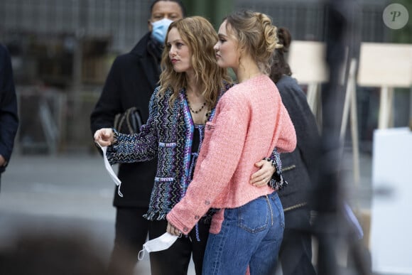 Vanessa Paradis et sa fille Lily-Rose Depp - Photocall du défilé de mode prêt-à-porter printemps-été 2021 "Chanel" au Grand Palais à Paris. Le 6 octobre 2020. © Olivier Borde / Bestimage