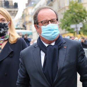 François Hollande et sa compagne Julie Gayet - Arrivées aux obsèques de Juliette Gréco en l'église Saint-Germain-des-Prés. Le 5 octobre 2020 © Jacovides-Moreau / Bestimage 