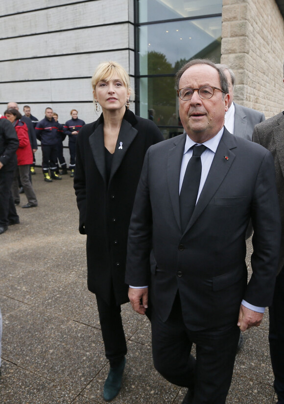 François Hollande et sa compagne Julie Gayet en Corrèze le 5 octobre 2019. © Patrick Bernard/Bestimage 