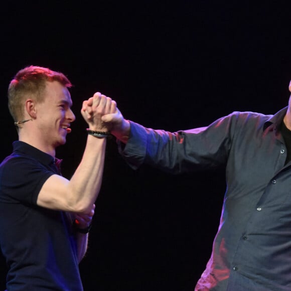Exclusif - Thomas Angelvy et Julien Lepers lors du Showcase de Thomas Angelvy au théâtre l'Européen à Paris, France, le 27 février 2017. © Giancarlo Gorassini/Bestimage