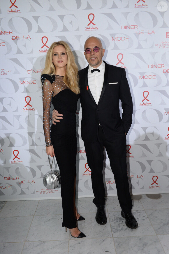 Pascal Obispo et sa femme Julie Hantson au photocall de la 17ème édition du "Dîner de la mode du Sidaction" au Pavillon d'Armenonville à Paris, France, le 24 janvier 2019. Depuis 2003, ce dîner permet de montrer l'engagement indéfectible du monde de la mode en faveur de la lutte contre le sida. © Rachid Bellak/Bestimage 