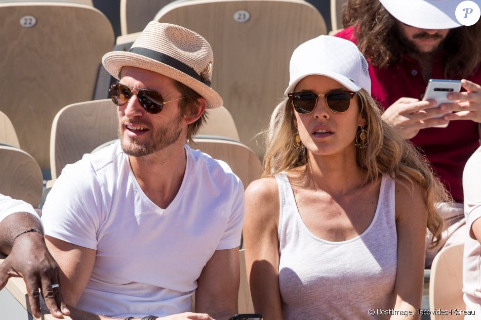 Élodie Fontan et son compagnon Philippe Lacheau dans les tribunes lors