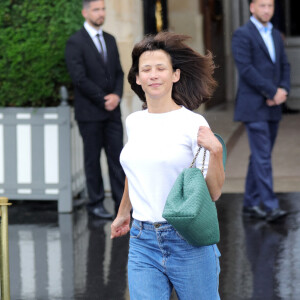 Sophie Marceau en jean et t-shirt à la sortie de l'hôtel Crillon à Paris le 11 juin 2018.