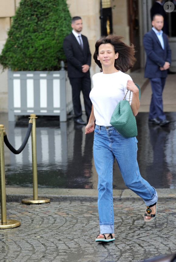 Sophie Marceau en jean et t-shirt à la sortie de l'hôtel Crillon à Paris le 11 juin 2018.