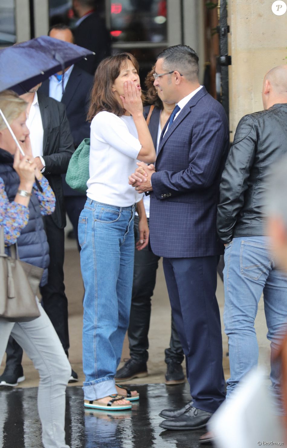 Sophie Marceau en jean et t-shirt à la sortie de l'hôtel Crillon à